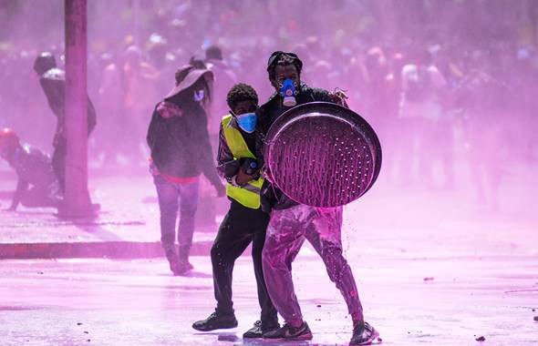 Halk protesto etti. Vergi artışından vazgeçildi - Resim: 24